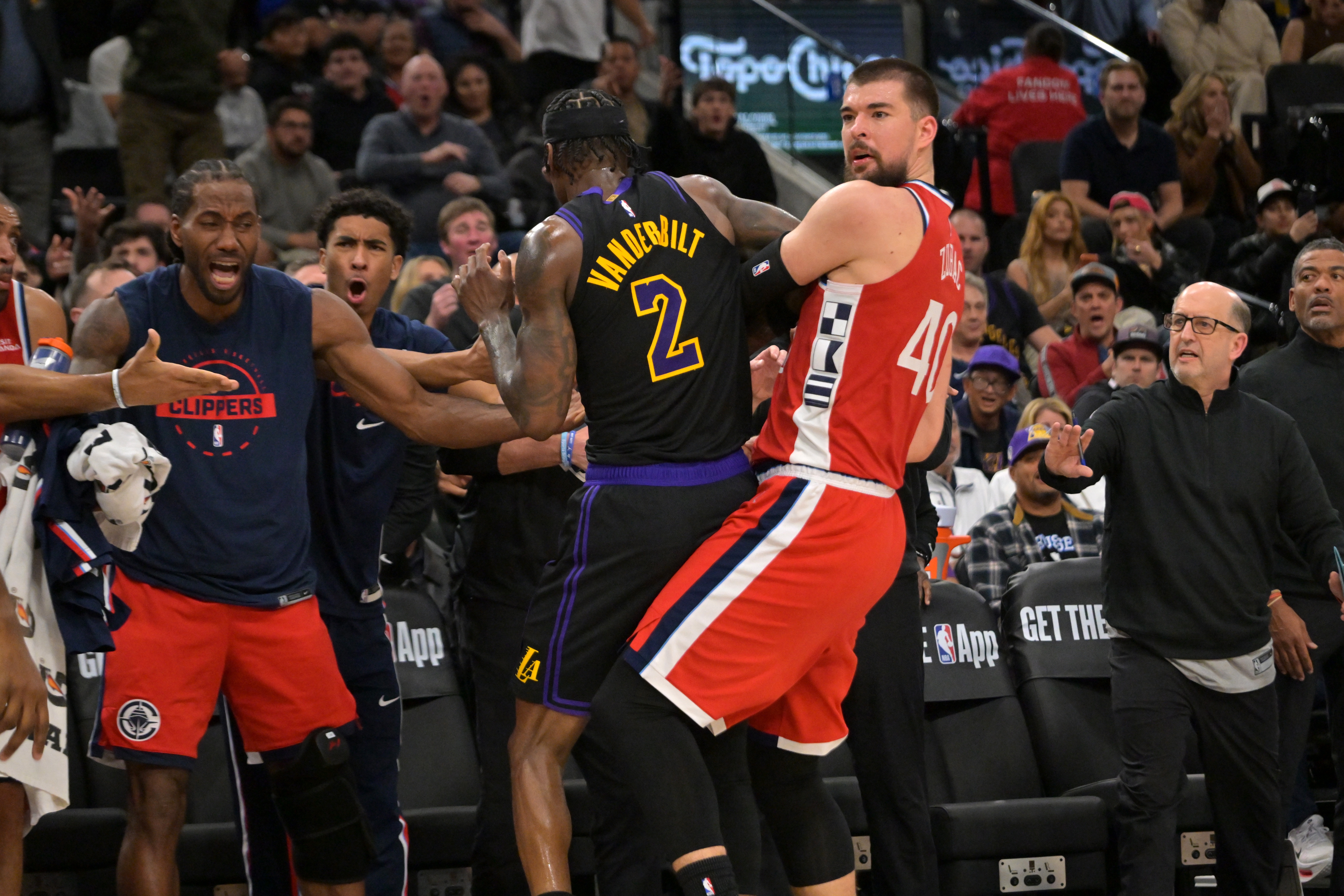 PP电子娱乐官网-机器人都急了！范德彪&amp;祖巴茨冲突时 情绪稳定的小卡难得面目狰狞