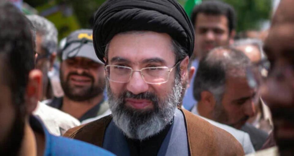 小哈梅内遇袭受伤，伊朗各派誓死效忠，不到24小时，81个内鬼被抓